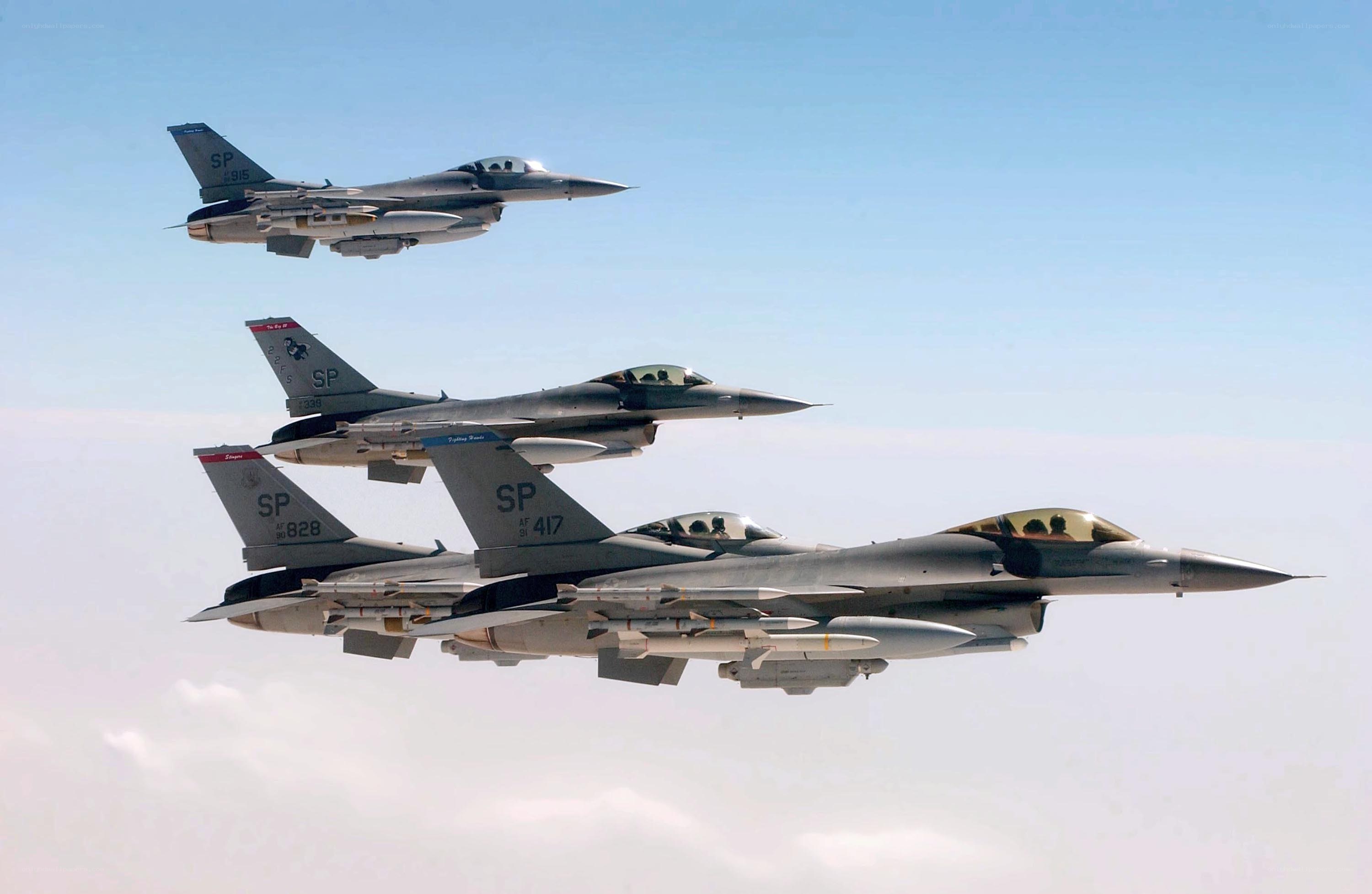 F-16 fighter jets in formation