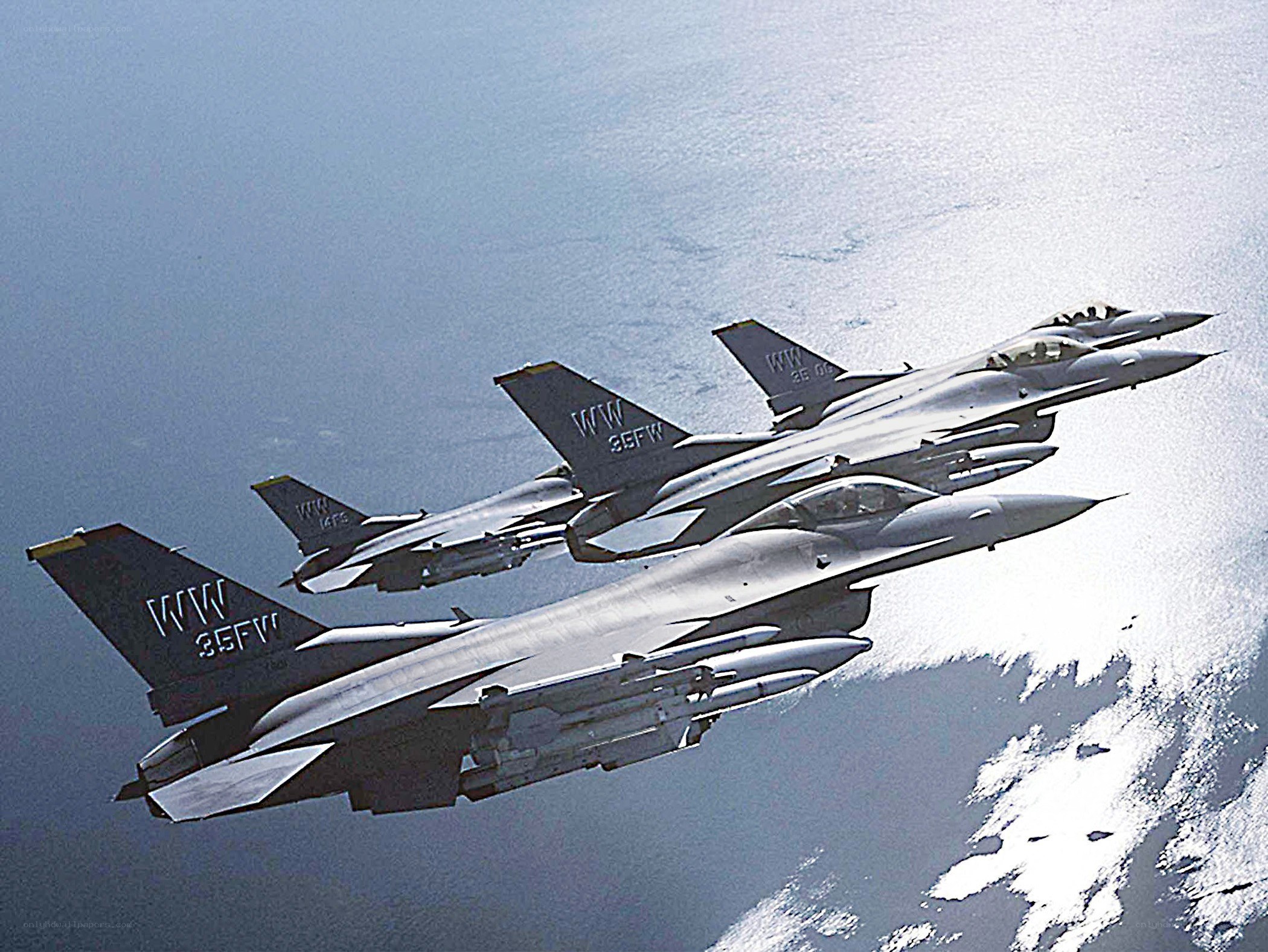 F-16 fighter jets in formation
