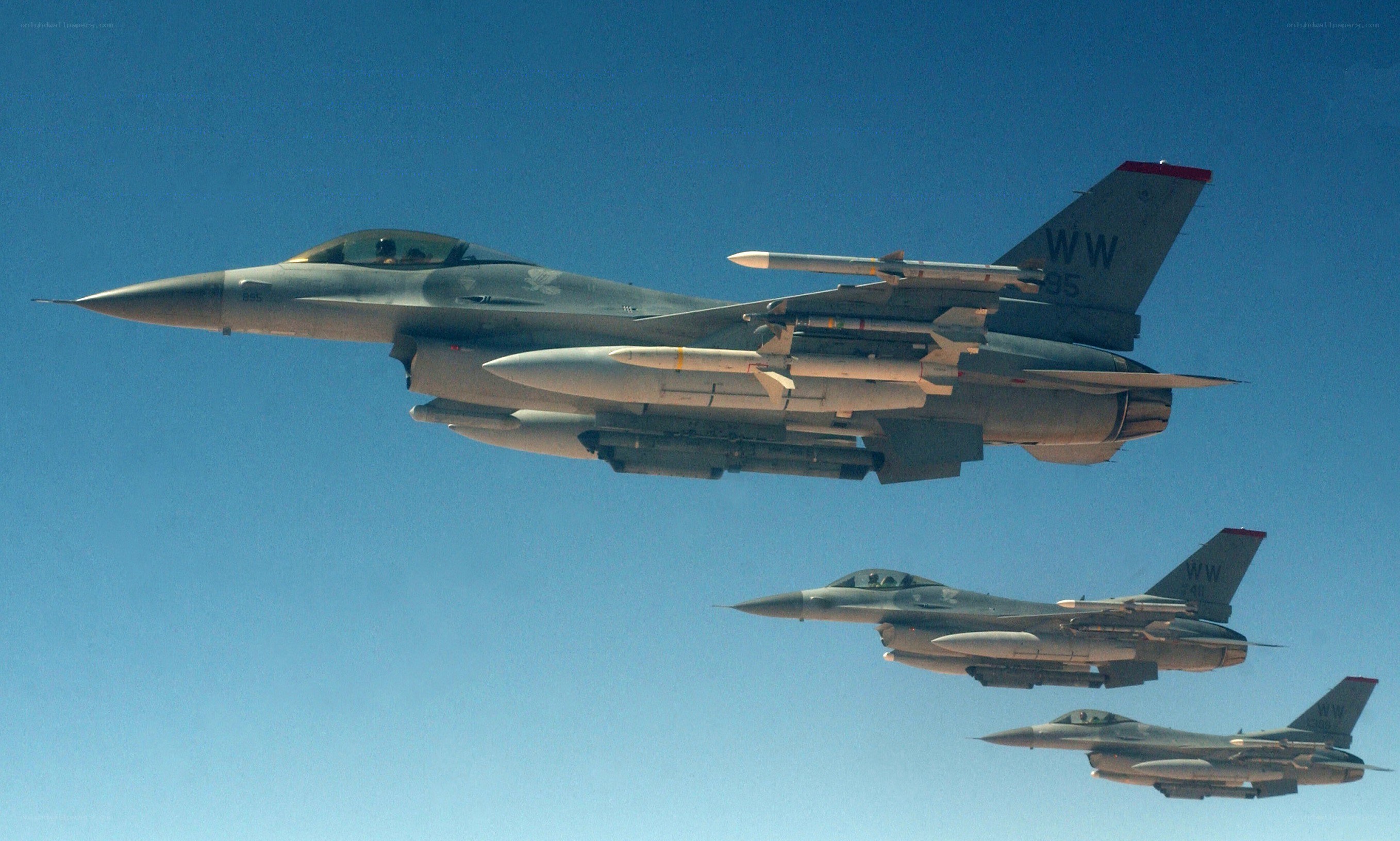 F-16 fighter jets in formation