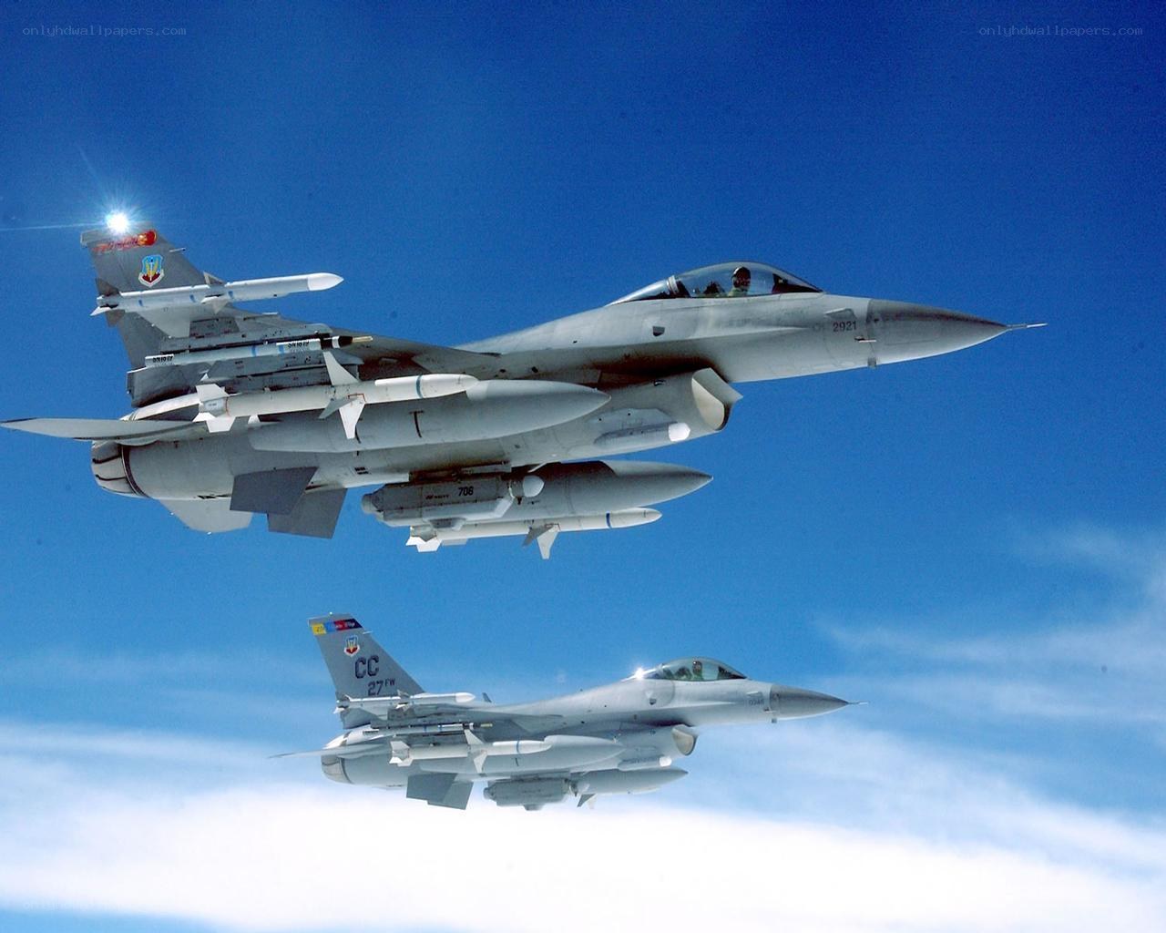 F-16 fighter jets in formation