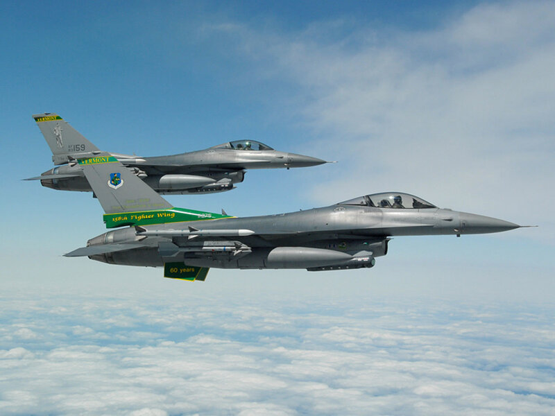 F-16 fighter jets in formation