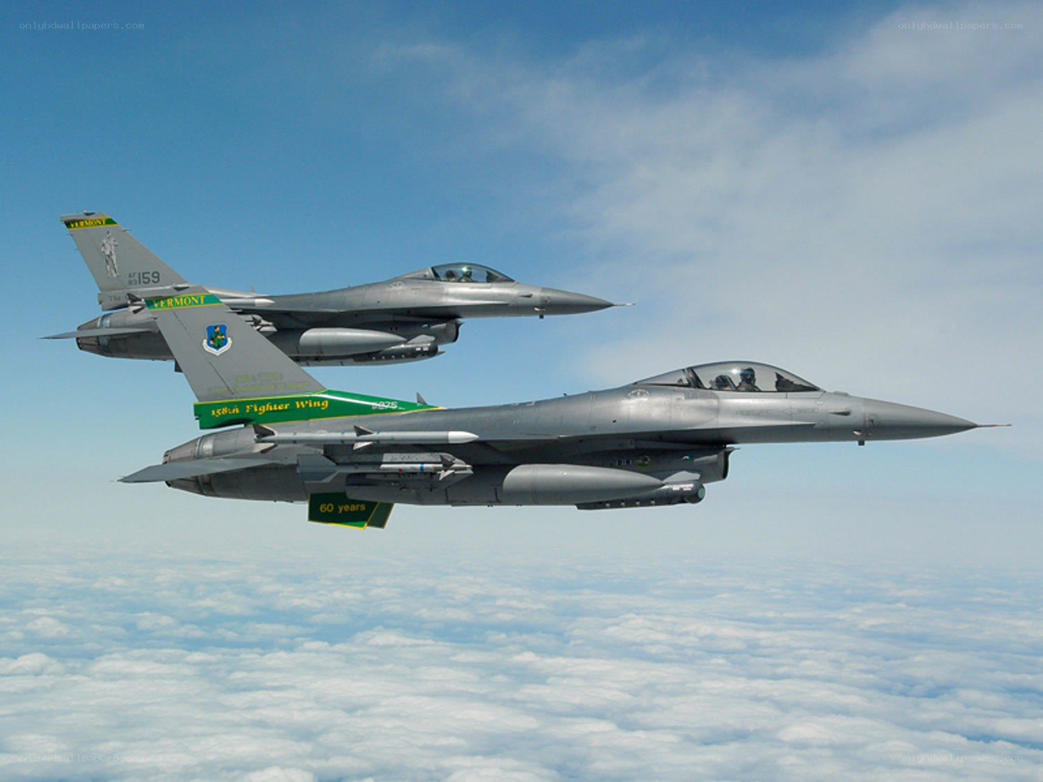 F-16 fighter jets in formation