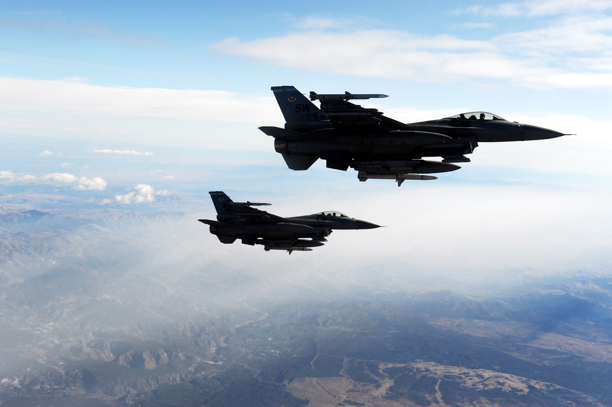 F-16 fighter jets in formation