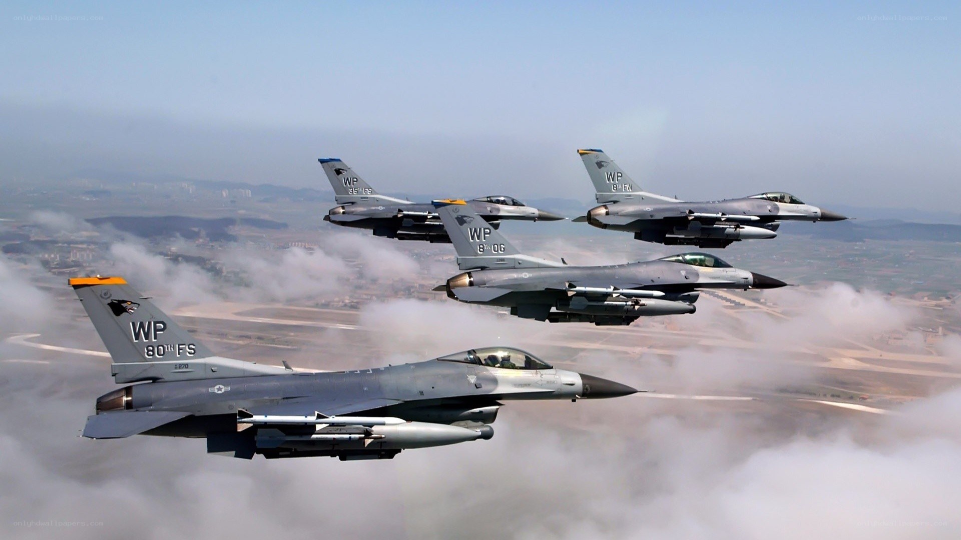 F-16 fighter jets in formation