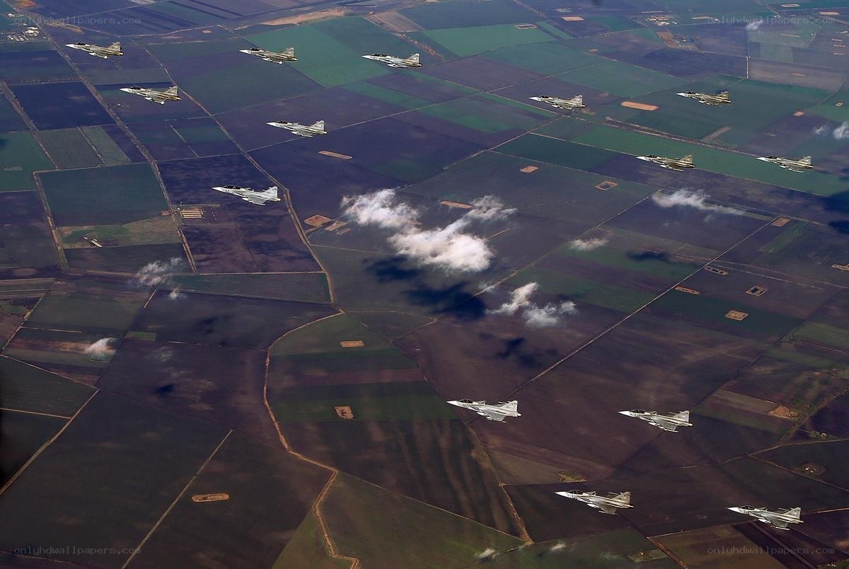 F-16 fighter jets in formation