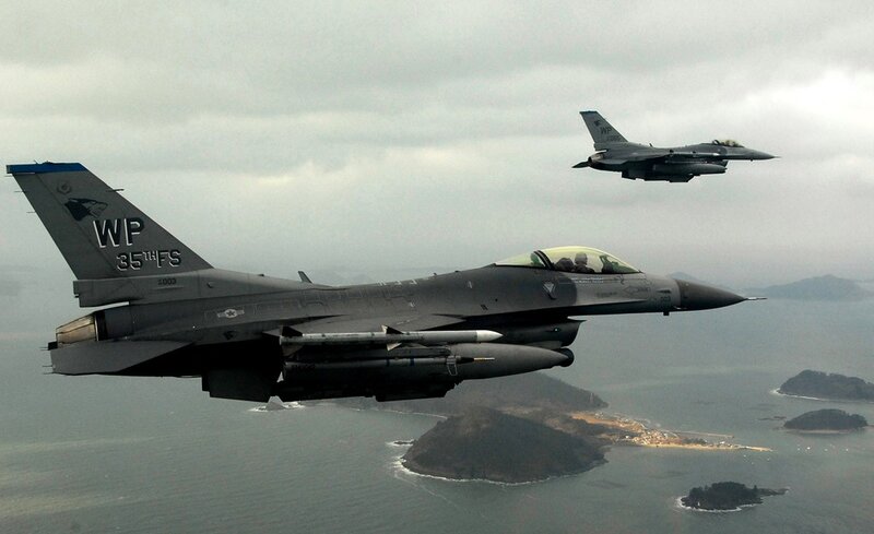 F-16 fighter jets in formation