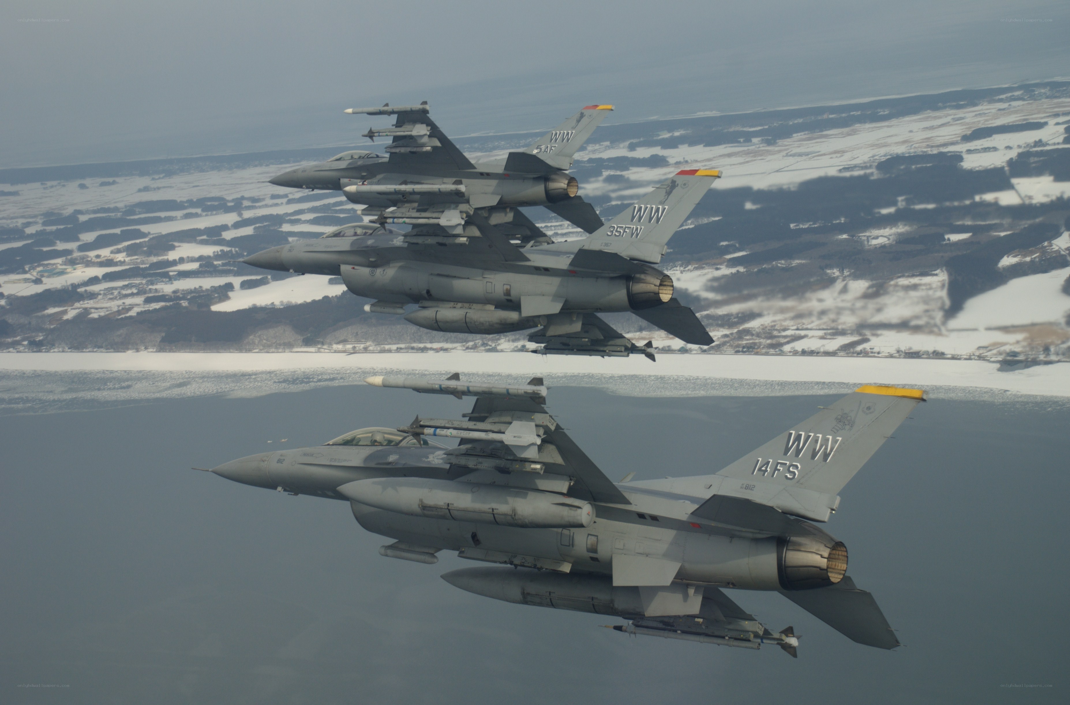 F-16 fighter jets in formation