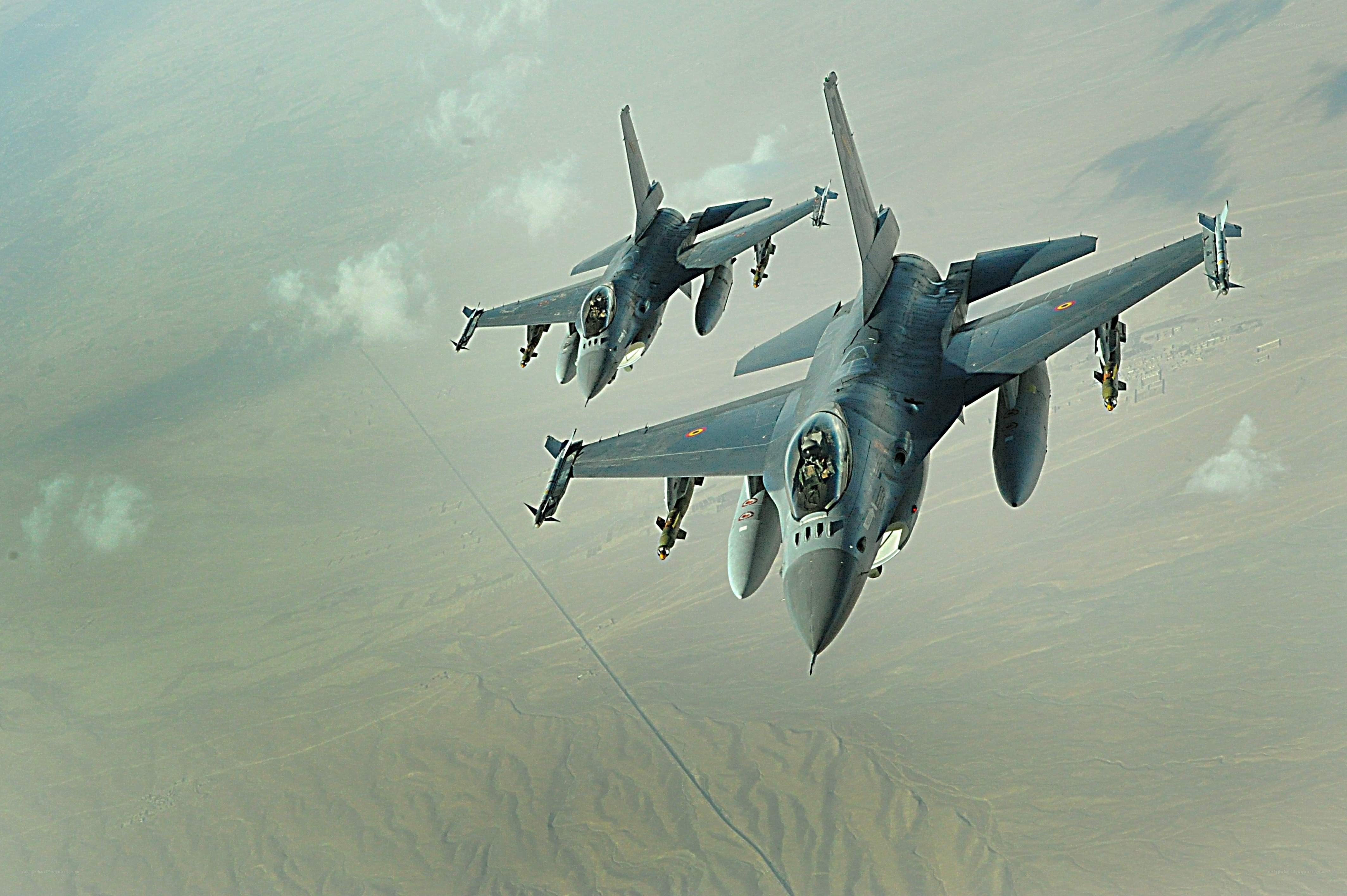 F-16 fighter jets in formation