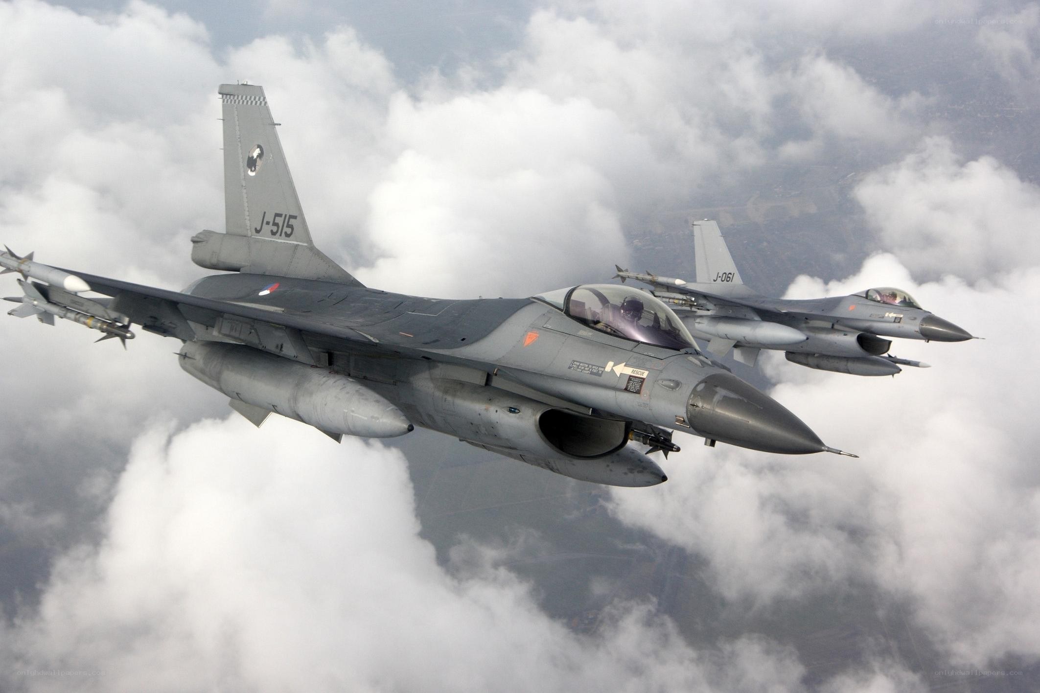 F-16 fighter jets in formation