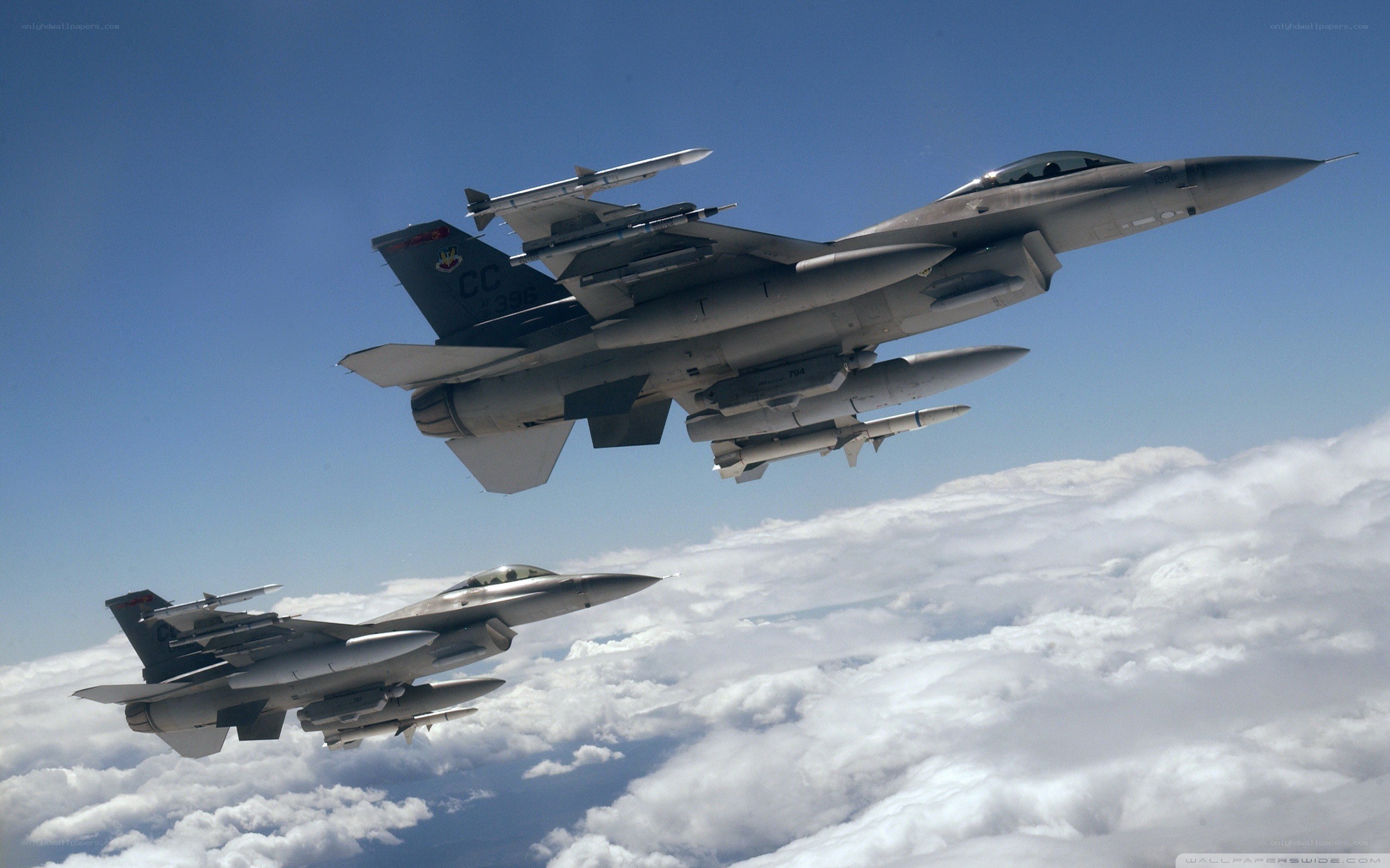 F-16 fighter jets in formation