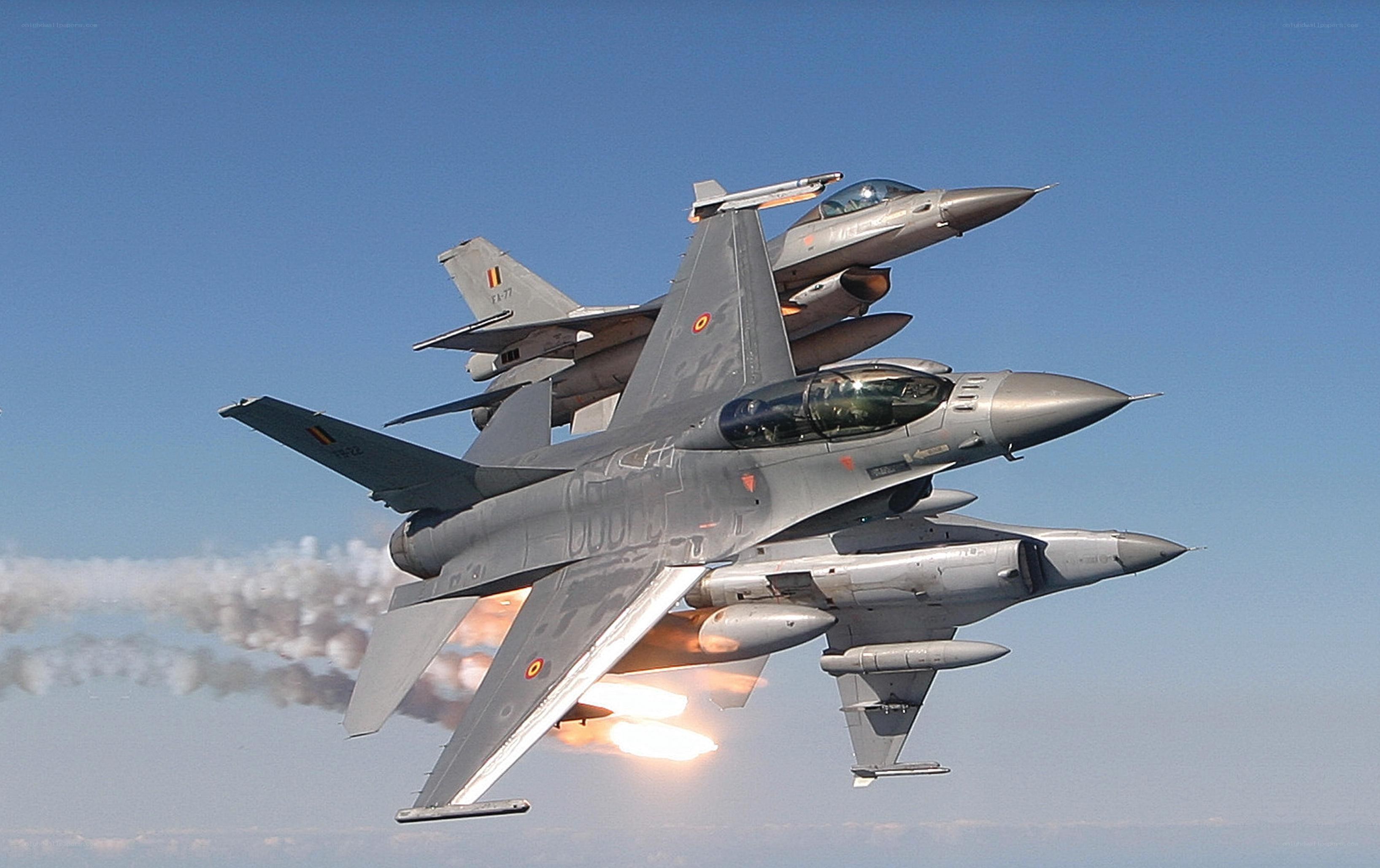 F-16 fighter jets in formation