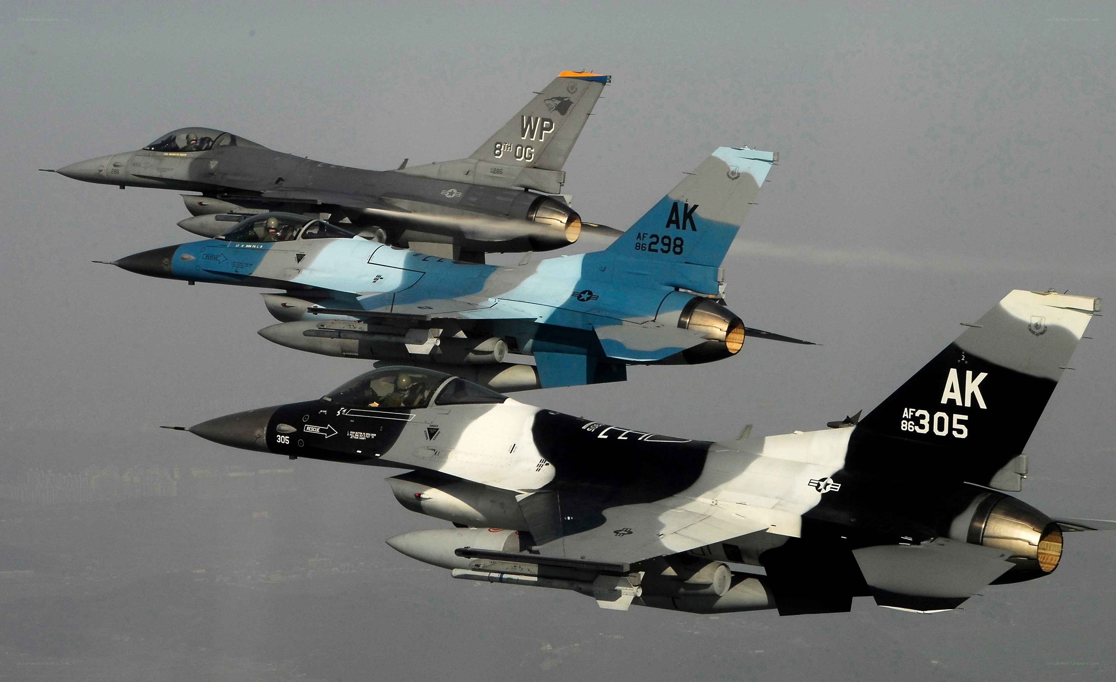 F-16 fighter jets in formation