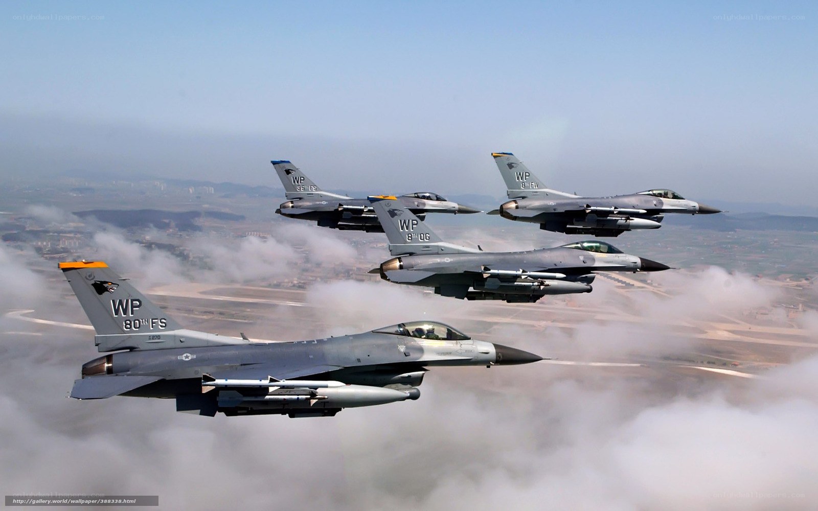 F-16 fighter jets in formation