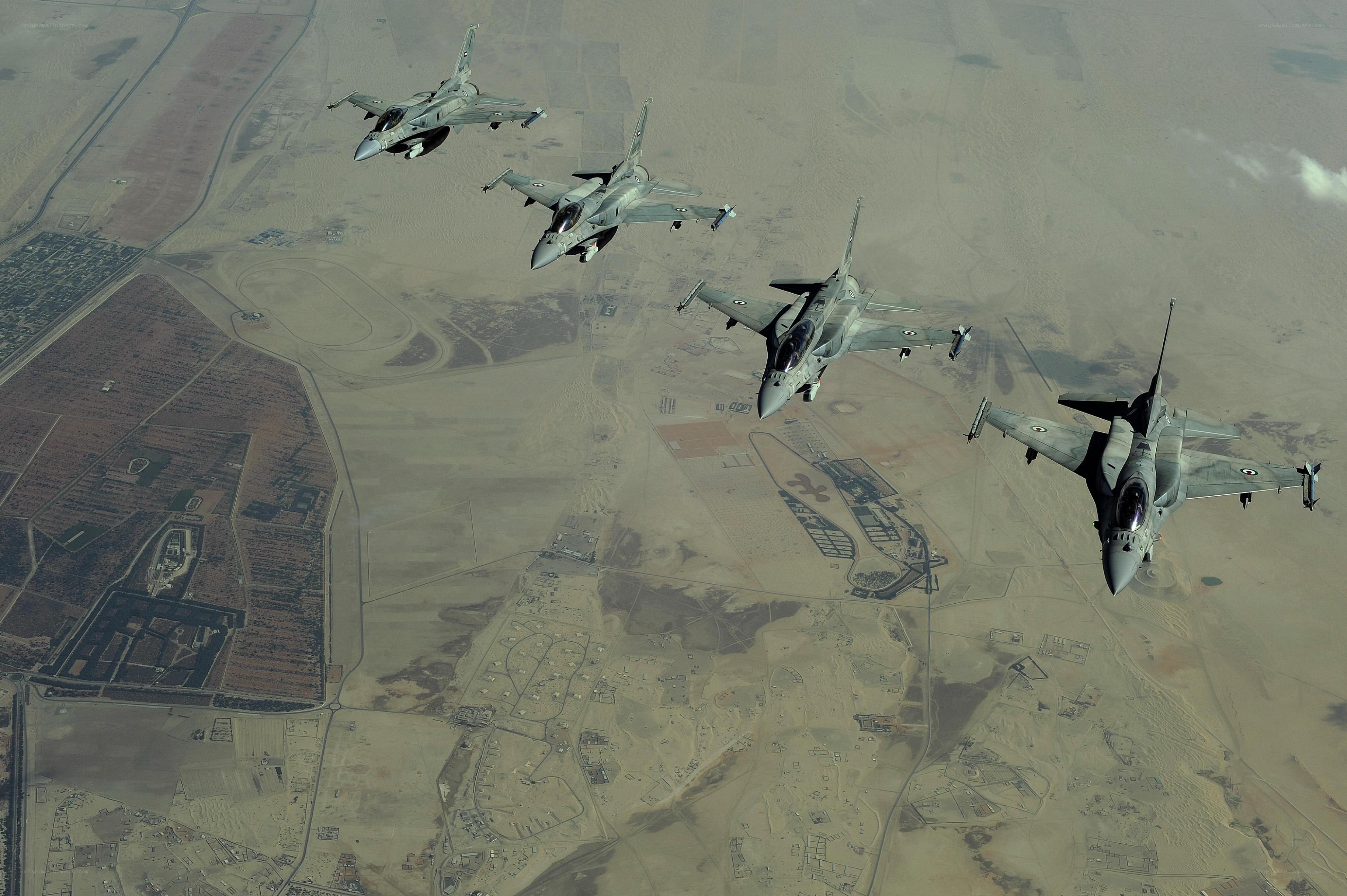 F-16 fighter jets in formation