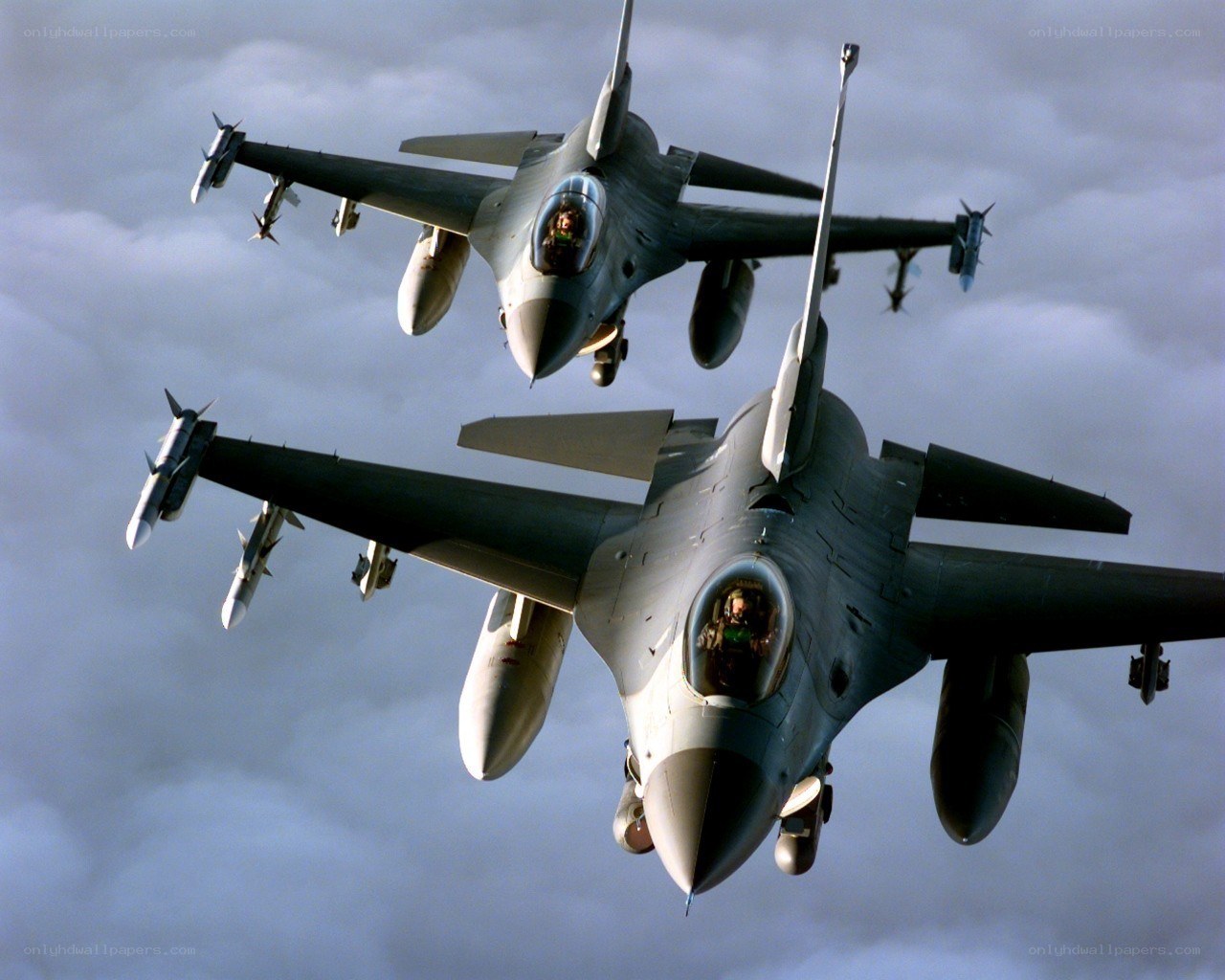 F-16 fighter jets in formation