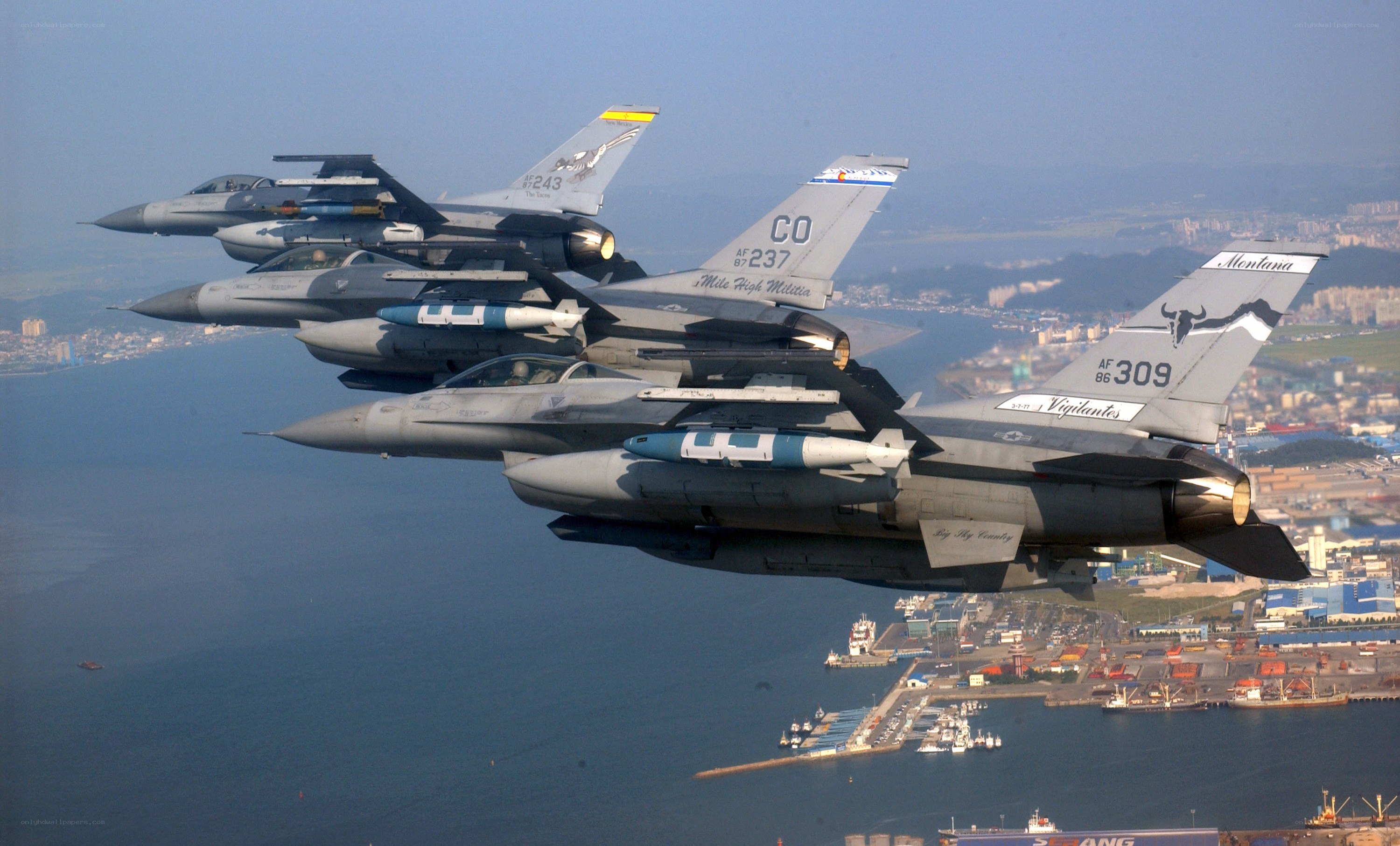 F-16 fighter jets in formation