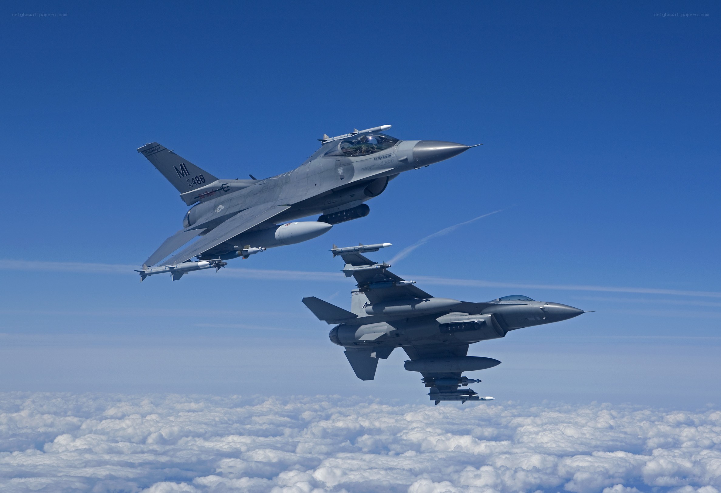 F-16 fighter jets in formation
