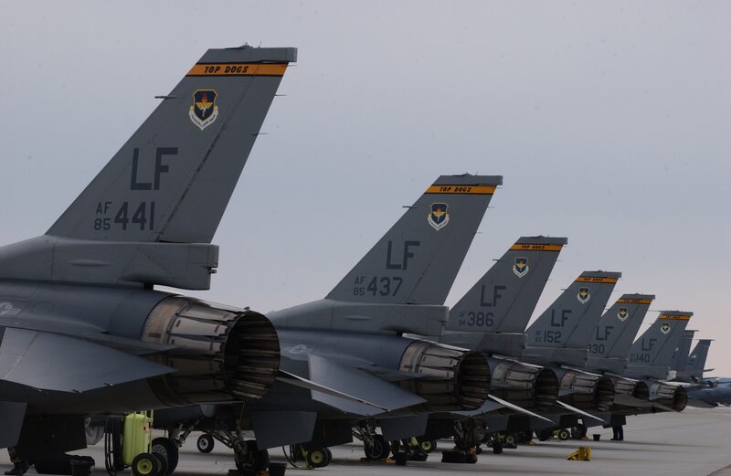 F-16 fighter jets on tarmac