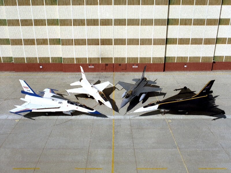 F-16 fighter jets on tarmac