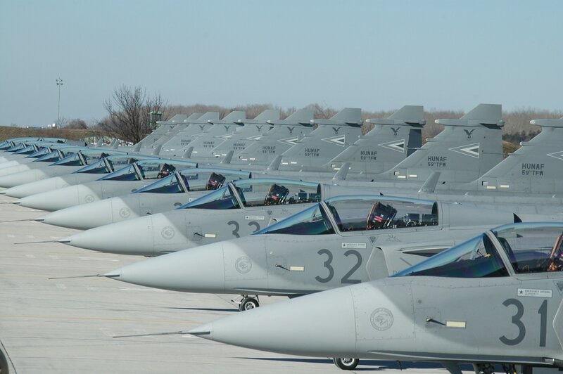 F-16 fighter jets on tarmac