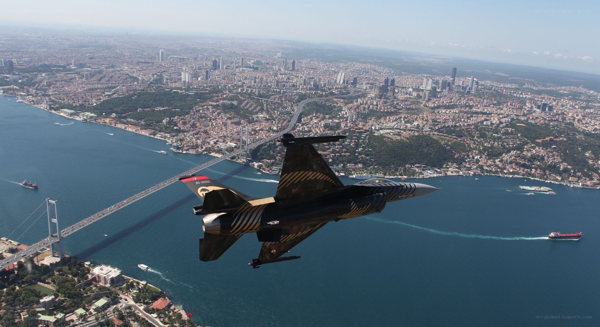 F-16 jet over Istanbul