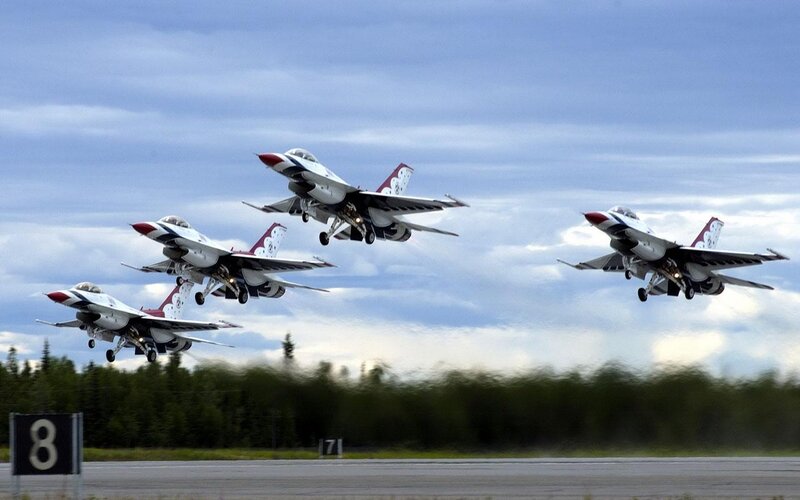 F-16 jets in formation