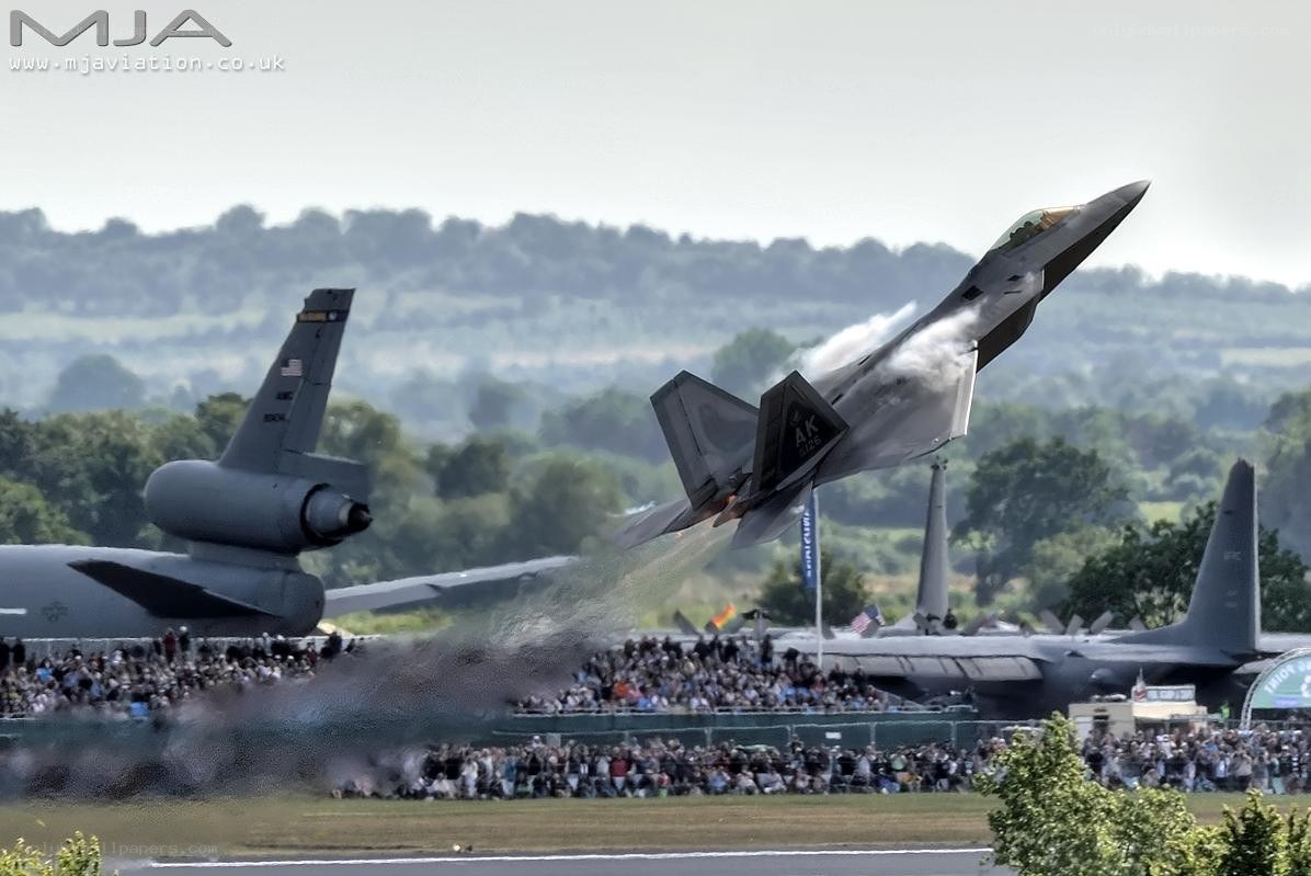 F-22 Raptor taking off at airshow