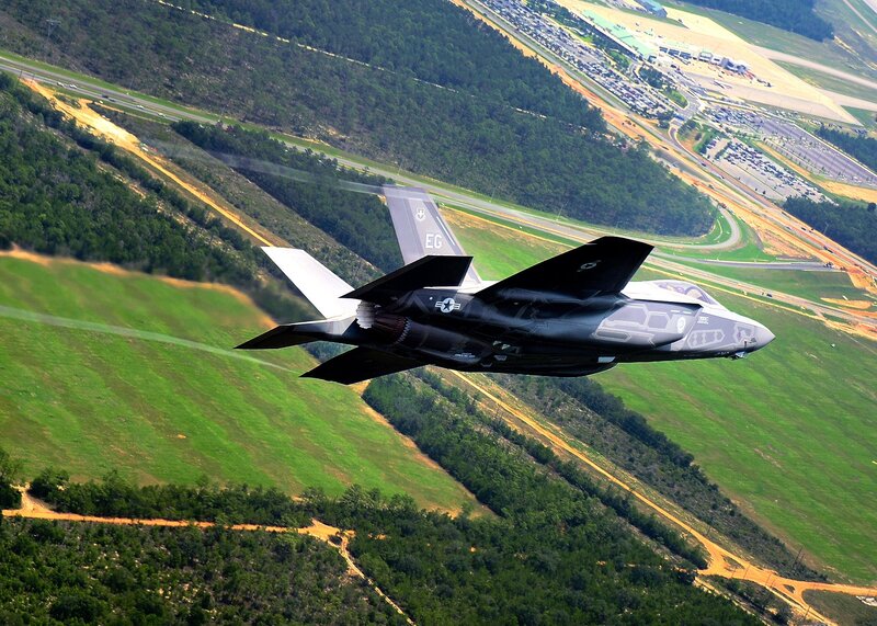 F-35 Fighter Jet — Green, Dynamic