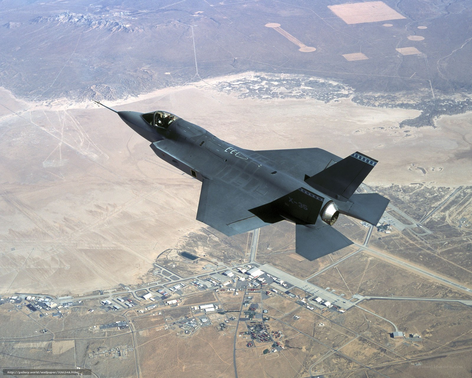 F-35 fighter jet in flight