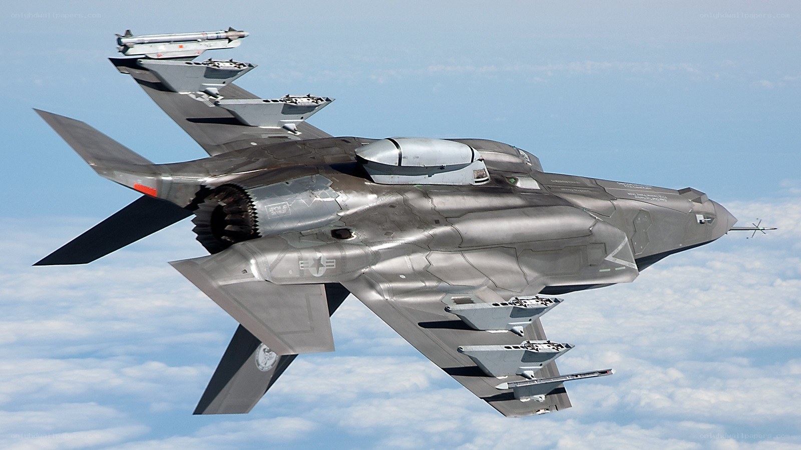 F-35 fighter jet in flight