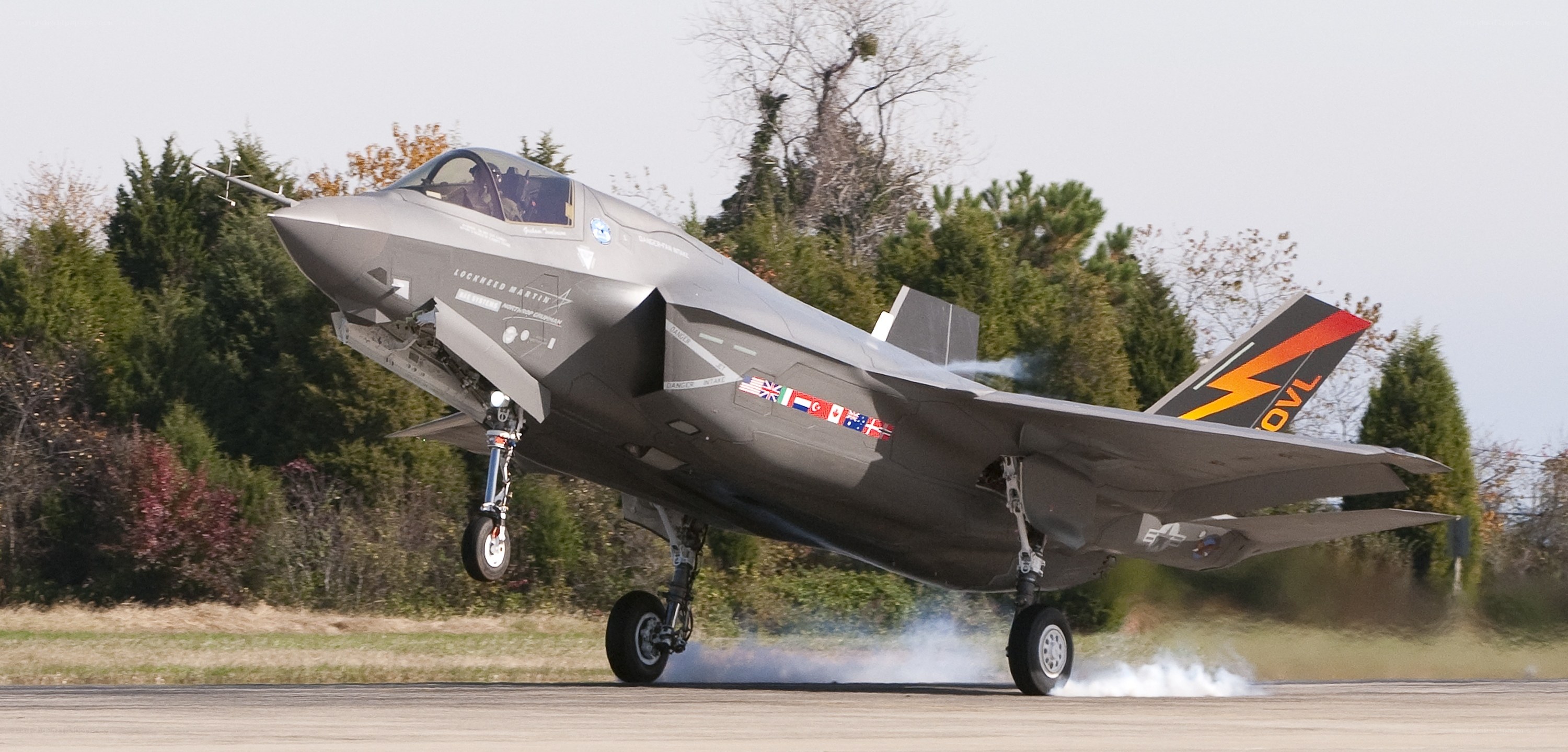 F-35 fighter jet landing