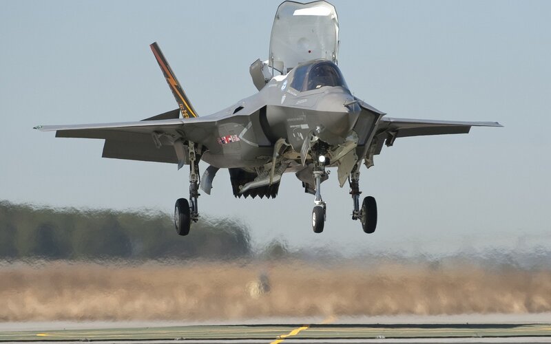 F-35 Fighter Jet Landing — Gray, Dynamic