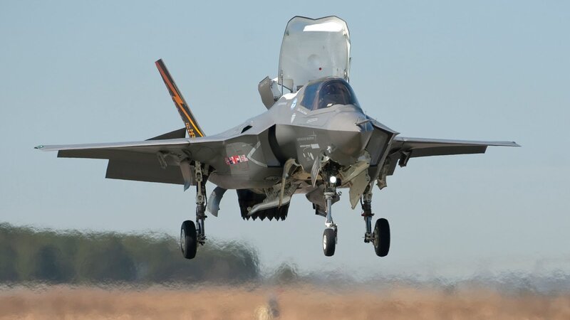F-35 Fighter Jet Landing — Gray