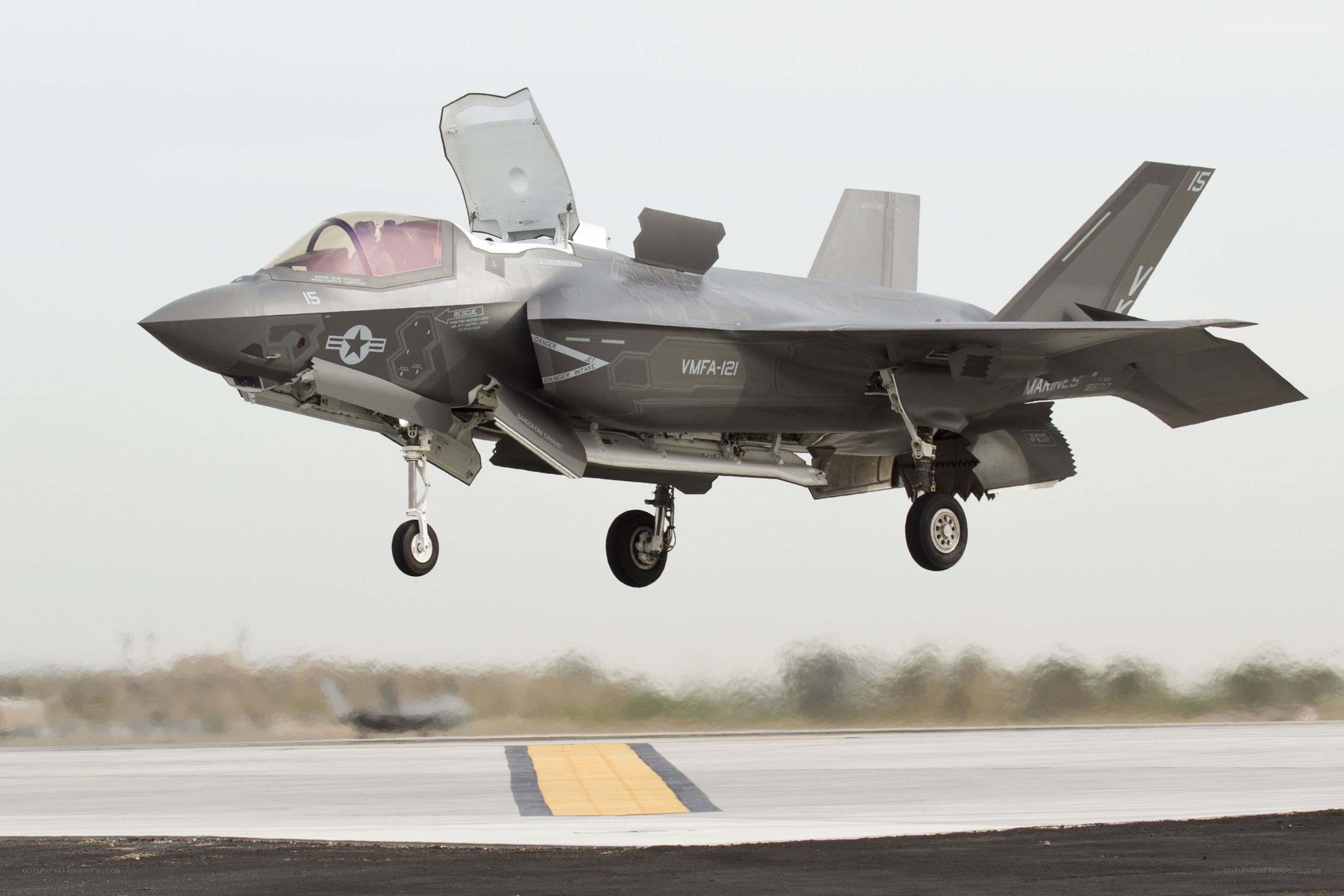 F-35 fighter jet landing