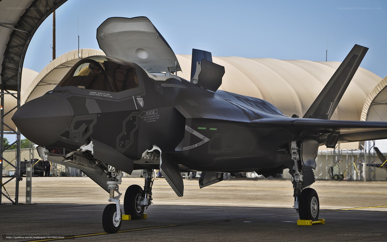F-35 fighter jet on tarmac