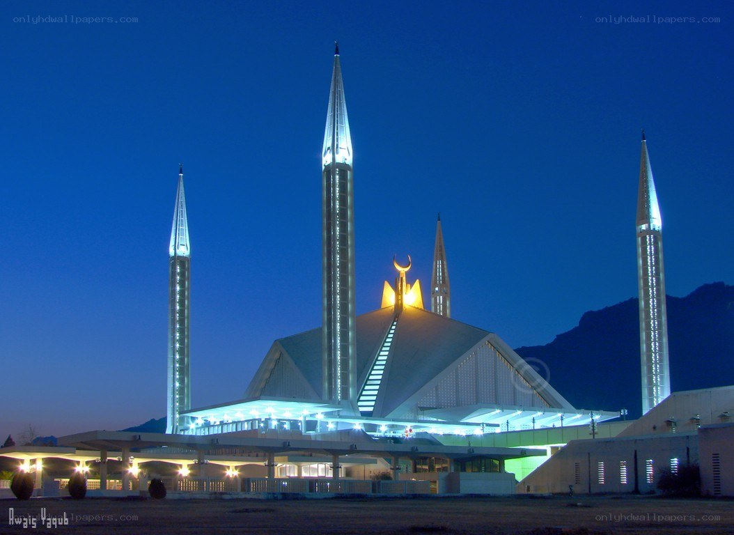 Faisal Mosque at dusk