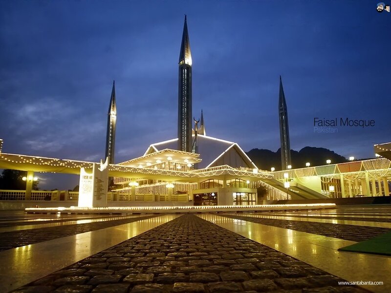 Faisal Mosque at dusk