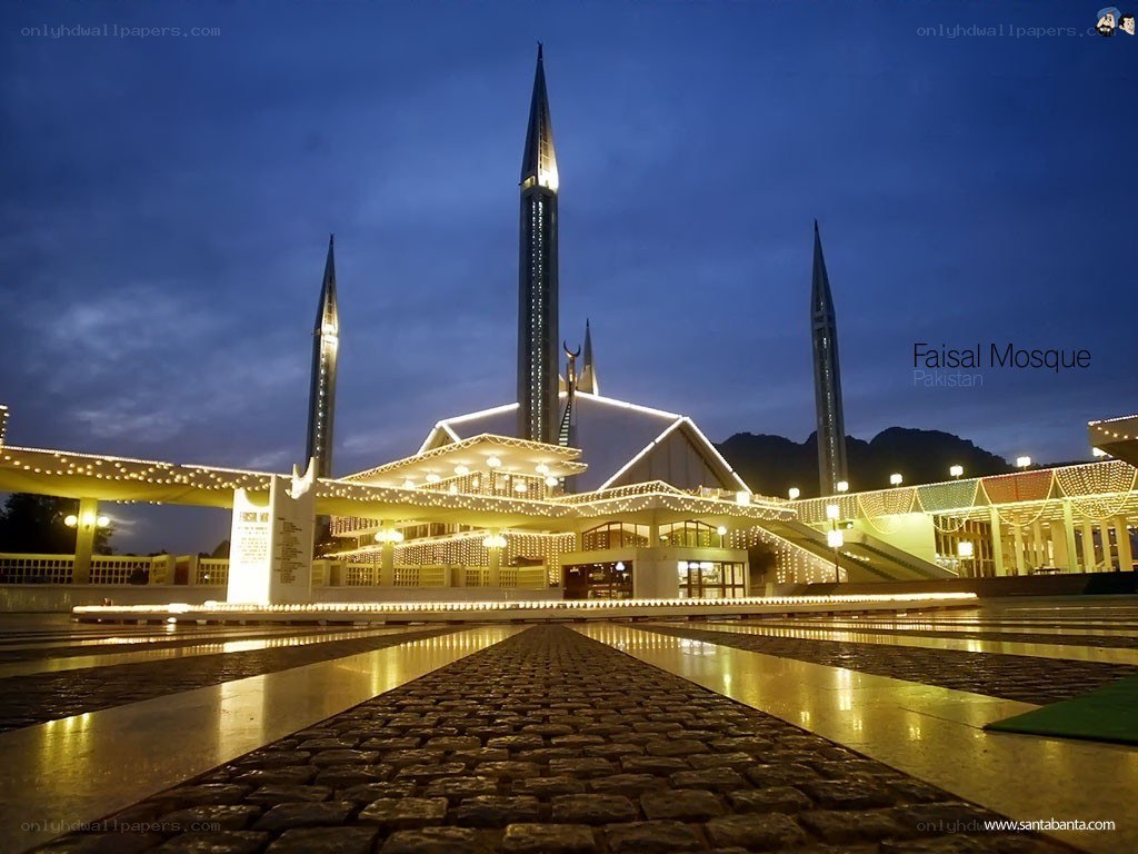 Faisal Mosque at dusk