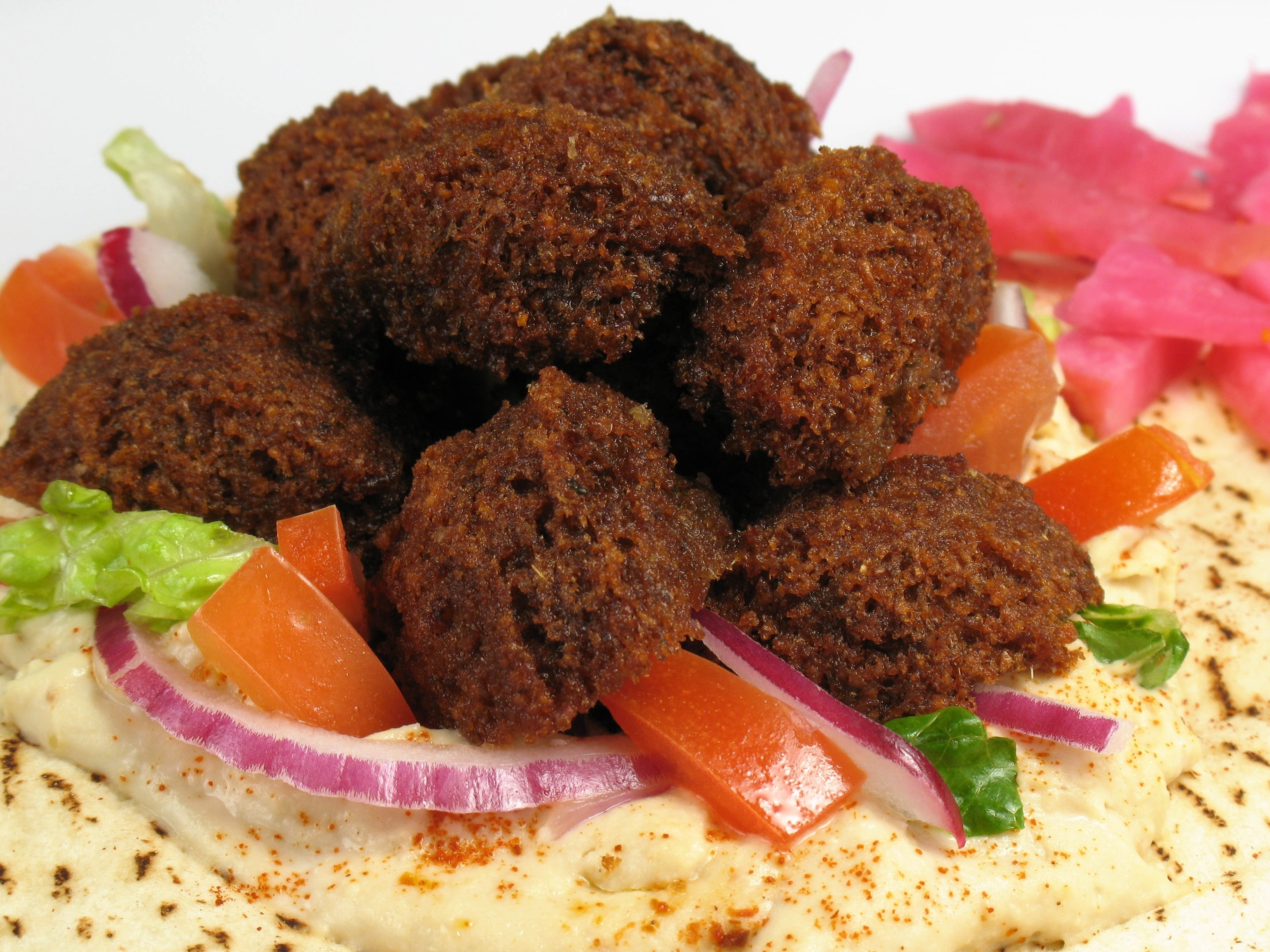 Falafel with hummus and vegetables