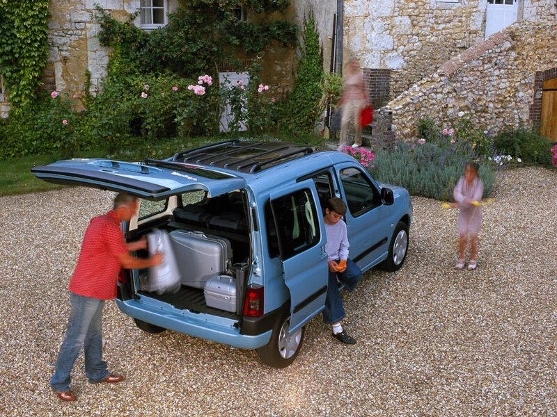 Family loading luggage into car