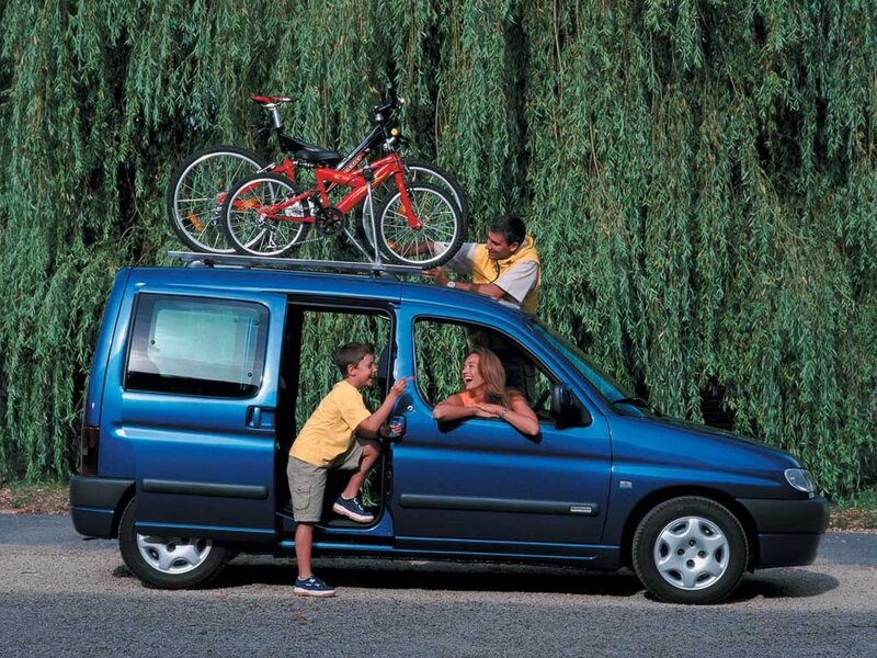 Family with bike on van roof
