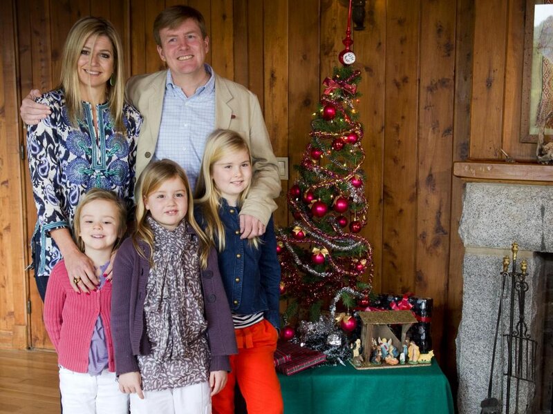 Family with Christmas Tree — Brown