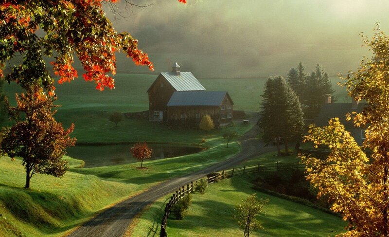 Farmhouse in Autumn Valley — Green