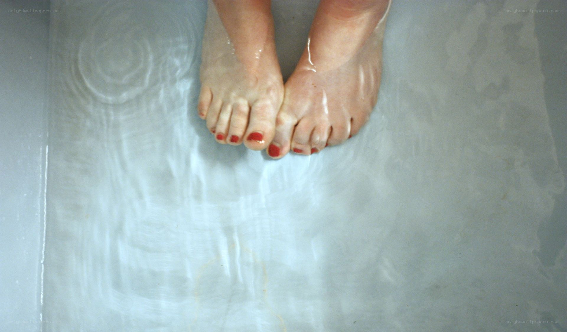 feet in bathtub water