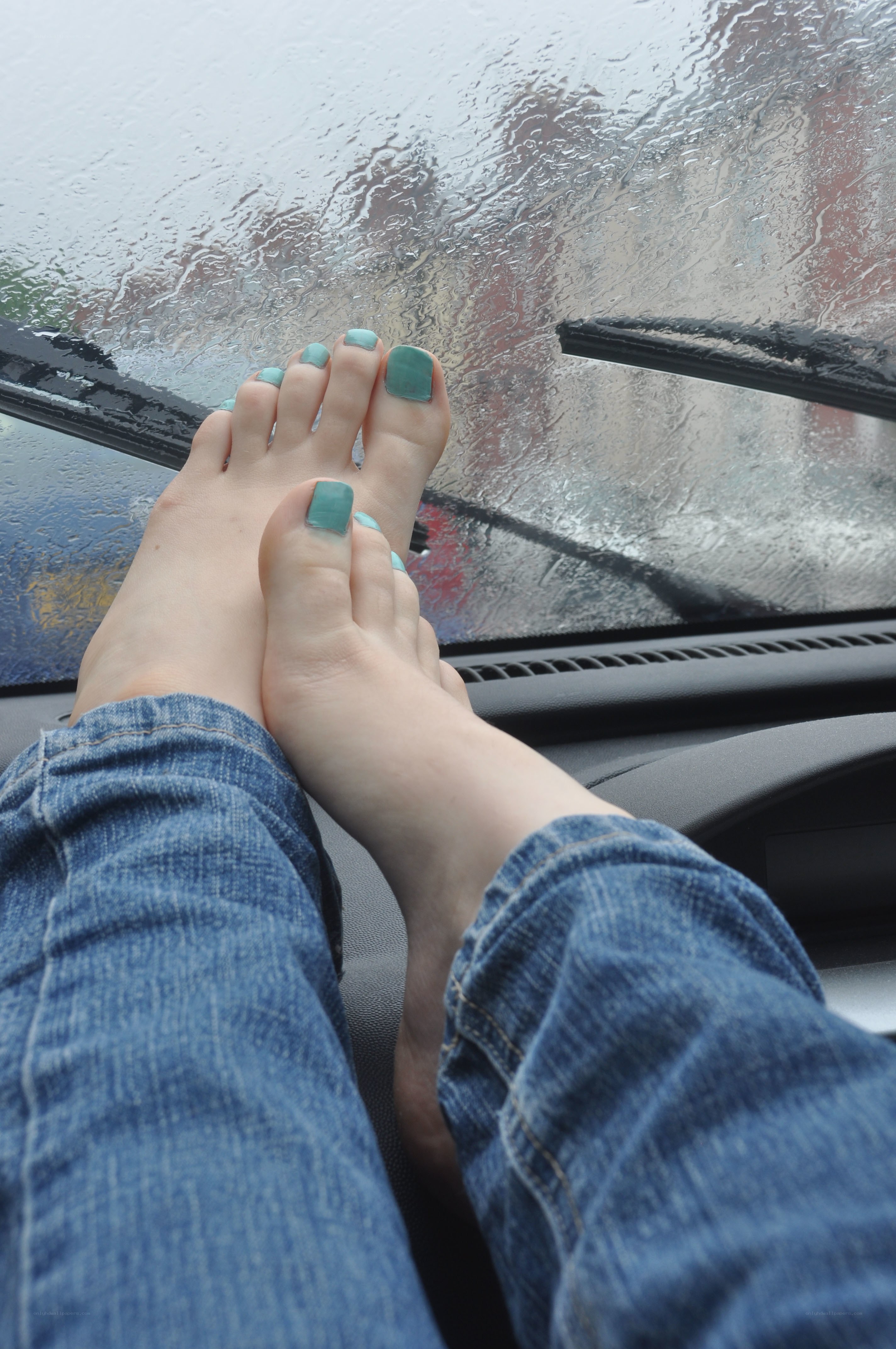 feet on car dashboard