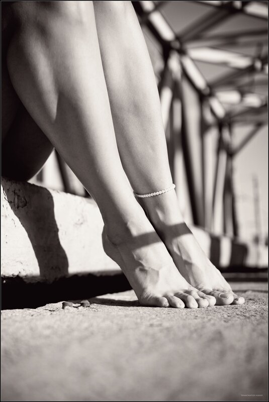 feet with pearl anklet