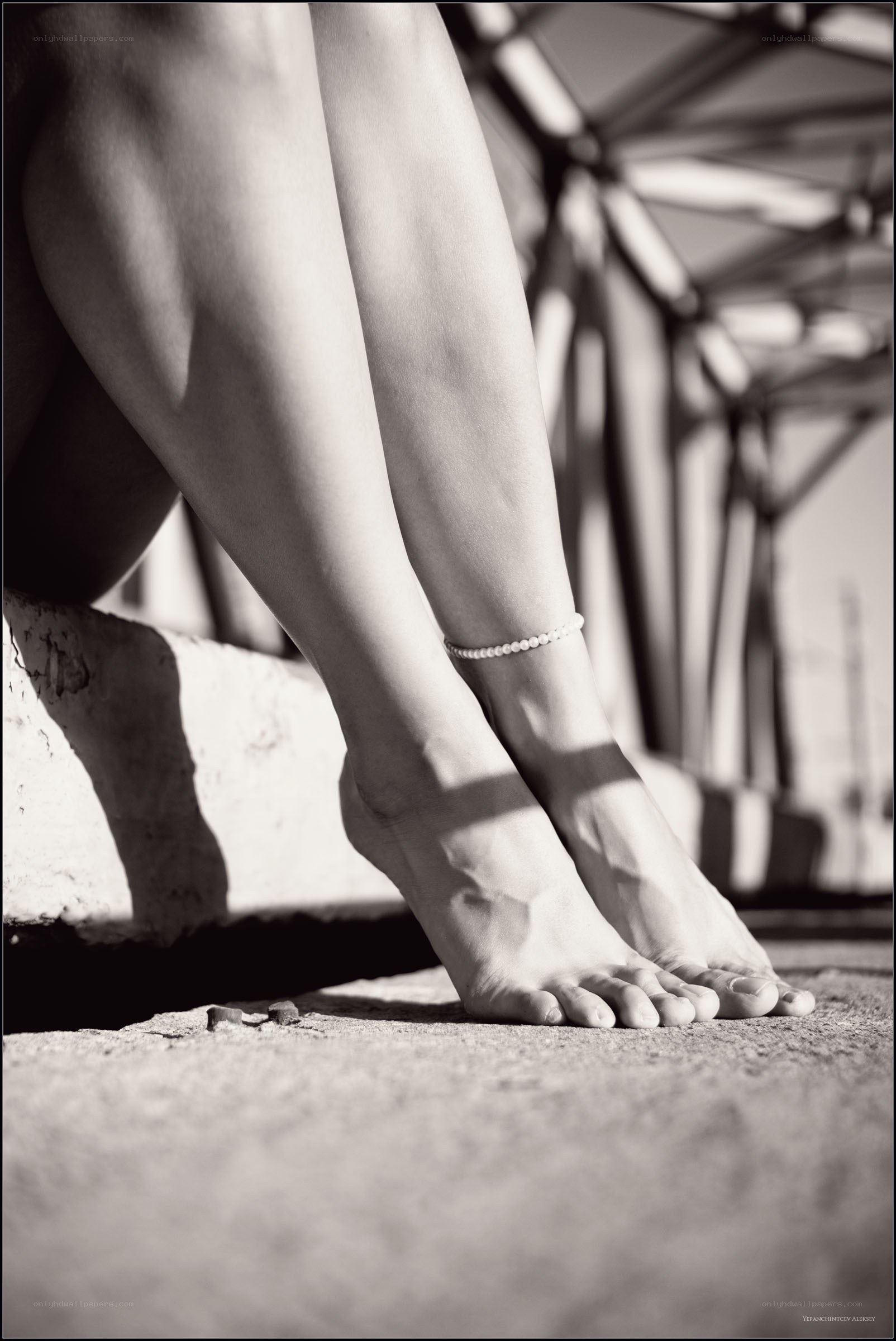 feet with pearl anklet