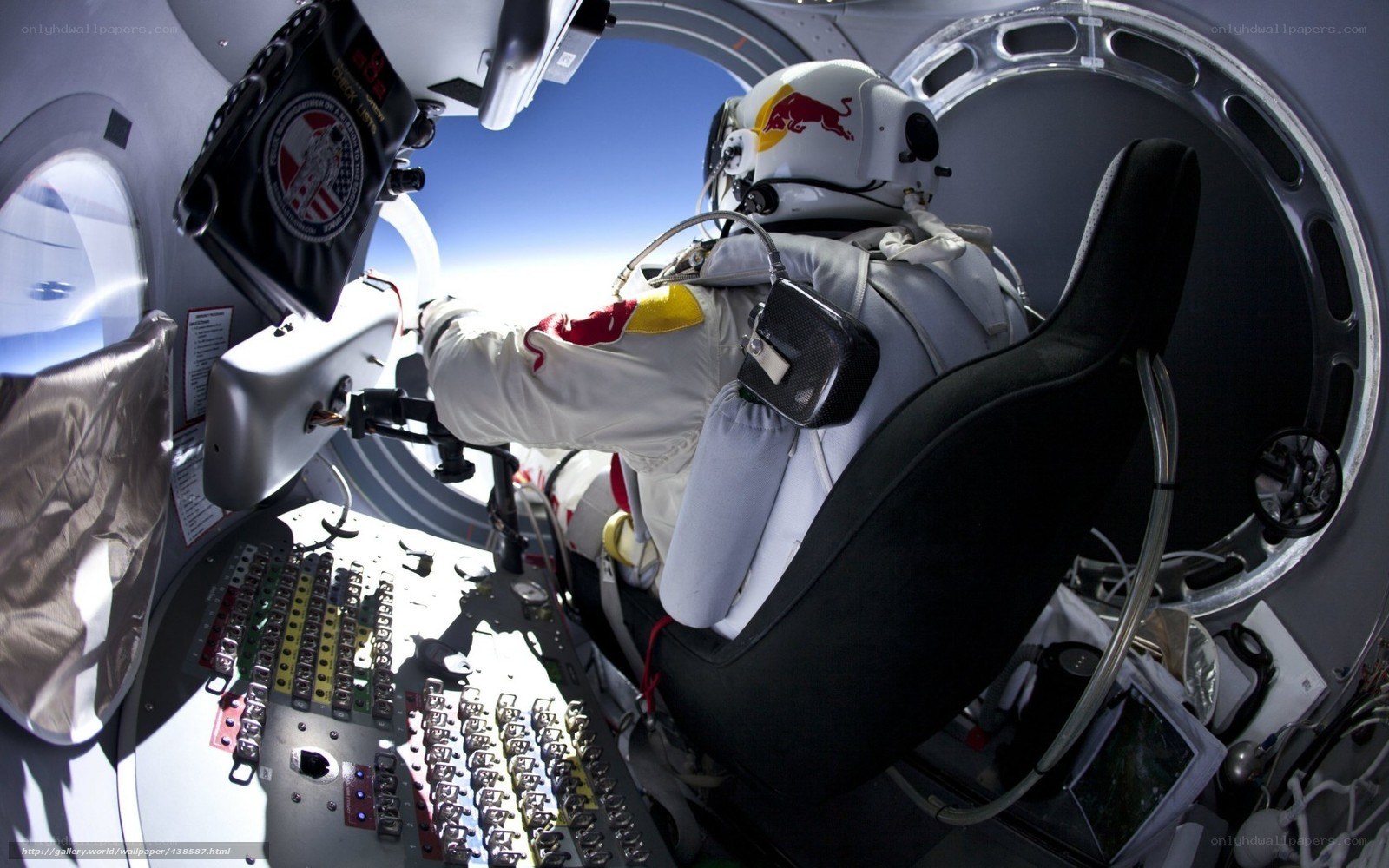 Felix Baumgartner in capsule