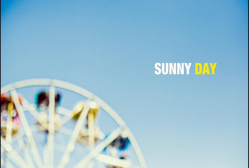 Ferris Wheel at Amusement Park — Blue, Bright