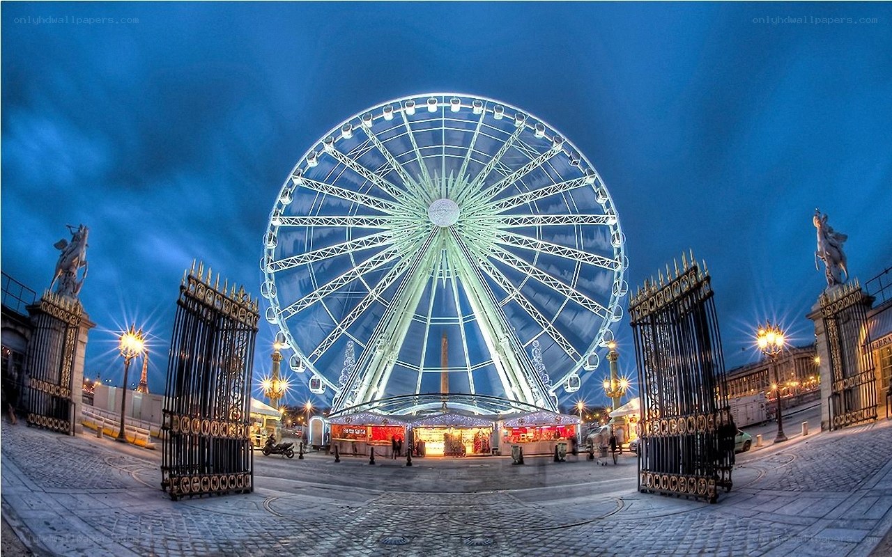 Ferris wheel at dusk in Paris